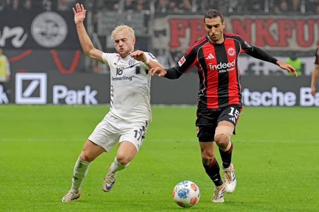 Frankfurt, Germany 09 November 2025 1 BL 2025 2026 Eintracht Frankfurt vs FSV Mainz 05 In picture from left in duel Benedikt Hollerbach Mainz vs Ellyes Skhiri Frankfurt DFL regulations prohibit any use of photographs as image sequences and or quasi video Deutsche Bank Park Hessen Copyright: xFotostandx xRacochax