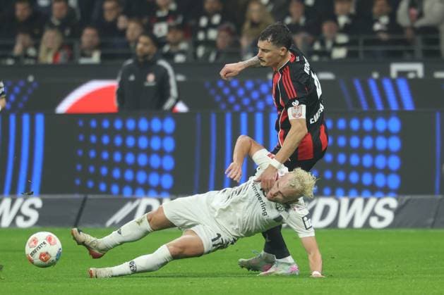 Eintracht Frankfurt 1 FSV Mainz 05 , 1 FBL Robin Koch Eintracht Frankfurt, 4 vs Benedict Hollerbach Mainz, 17 Bundesliga match between Eintracht Frankfurt and 1 FSV Mainz 05 on November 9, 2025 at Deutsche Bank Park in Frankfurt am Main , Frankfurt am Main Hessen Germany Deutsche Bank Park