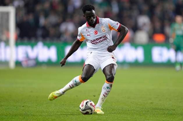 Kocaelispor v Galatasaray -Turkish Super League Davinson Sanchez Mina of Galatasaray SK is seen in action during the Turkish Super League match between Kocaelispor and Galatasaray at the Kocaeli Stadium on November 9, 2025 in Kocaeli, Turkey. Kocaeli Kocaeli Turkey Copyright: xGokhanxTanerx