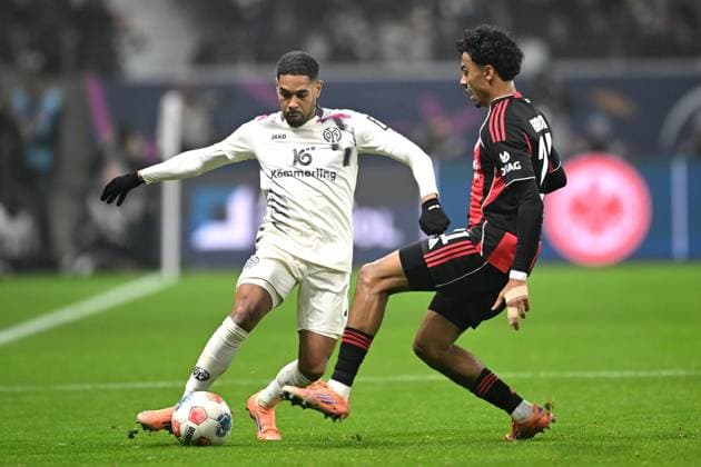 Soccer 1 Bundesliga 10 Matchday Eintracht Frankfurt 1 FSV Mainz 05 on 09 11 2025 at Deutsche Bank Park in Frankfurt Phillipp Mwene Mainz , left Nathaniel Brown Frankfurt , right DFL regulations prohibit any use of photographs as image sequences and or quasi video xJKx