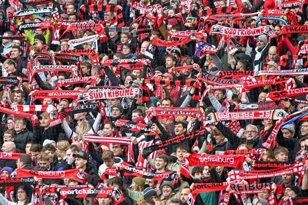 Fans singing the Badnerlied GER, SC Freiburg FC St Pauli, Football, Bundesliga, Matchday 10, Season 2025 2026, 09 11 2025 DFL DFB REGULATIONS PROHIBIT ANY USE OF PHOTOGRAPHS AS IMAGE SEQUENCES AND OR QUASI VIDEO GER, SC Freiburg FC St Pauli, Football, Bundesliga, Matchday 10, Season 2025 2026, 09 11 2025 Freiburg Copyright: xEibner-Pressefoto ThomasxHessx EP_THS