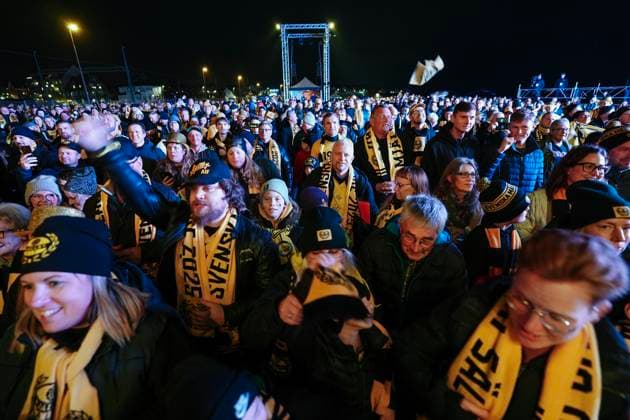 SÖLVESBORG , SWEDEN 20251109 The Andersson and Ljustad families have made their way to the municipality s official celebration at Innerhamnen in Sölvesborg to celebrate Mjällby s Swedish Championship gold in football SÖLVESBORG SWEDEN x9200x  Copyright: xBjörnxLarssonxRosvall TTx MJÄLLBY SM GOLD