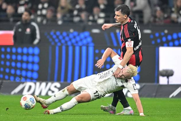 Soccer 1 Bundesliga 10 Matchday Eintracht Frankfurt 1 FSV Mainz 05 on 09 11 2025 at Deutsche Bank Park in Frankfurt Benedict Hollerbach Mainz , left Robin Koch Frankfurt , right DFL regulations prohibit any use of photographs as image sequences and or quasi video xJKx