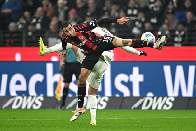 Soccer 1 Bundesliga 10 Matchday Eintracht Frankfurt 1 FSV Mainz 05 on 09 11 2025 at Deutsche Bank Park in Frankfurt Ellyes Skhiri Frankfurt , front Nadiem Amiri Mainz , back DFL regulations prohibit any use of photographs as image sequences and or quasi video xJKx
