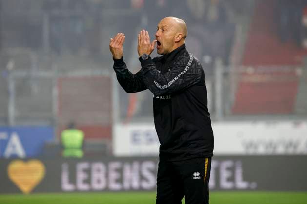 09 11 2025, xavx, Fussball 3 Liga, SV Wehen Wiesbaden FC Viktoria Köln v l Interim coach Frank Steinmetz SV Wehen Wiesbaden gives instructions, gesticulates, gesticulate with arms, gives instructions, gesticulate DFL DFB REGULATIONS PROHIBIT ANY USE OF PHOTOGRAPHS as IMAGE SEQUENCES and or QUASI VIDEO Wiesbaden