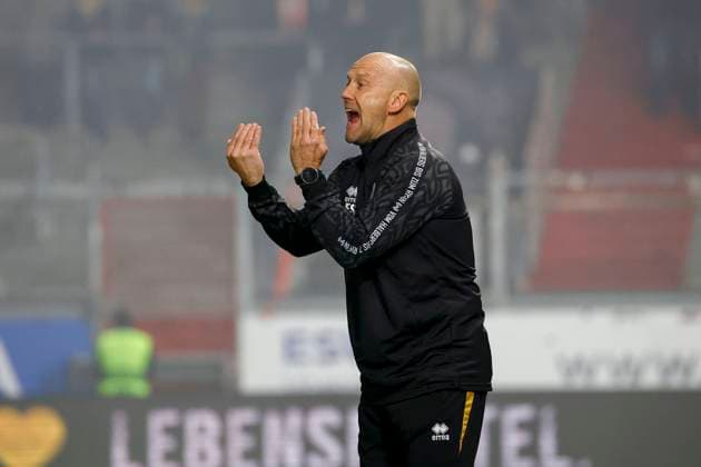 09 11 2025, xavx, Fussball 3 Liga, SV Wehen Wiesbaden FC Viktoria Köln v l Interim coach Frank Steinmetz SV Wehen Wiesbaden gives instructions, gesticulates, gesticulate with arms, gives instructions, gesticulate DFL DFB REGULATIONS PROHIBIT ANY USE OF PHOTOGRAPHS as IMAGE SEQUENCES and or QUASI VIDEO Wiesbaden