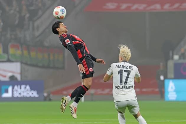 Frankfurt, Germany 09 November 2025 1 BL 2025 2026 Eintracht Frankfurt vs FSV Mainz 05 In the picture from left Mahmoud Dahoud Frankfurt gets to the ball before Benedikt Hollerbach Mainz DFL regulations prohibit any use of photographs as image sequences and or quasi video Deutsche Bank Park Hessen Copyright: xFotostandx xRacochax