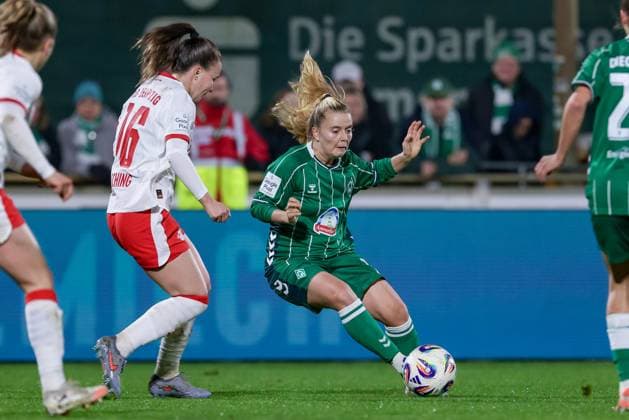 from left Annabel Schasching RB Leipzig, 16 and Ricarda Walkling SV Werder Bremen, 13 in a duel, dynamic, action, action, game scene, THE DFB REGULATIONS PROHIBIT ANY USE OF PHOTOGRAPHS AS IMAGE SEQUENCES AND OR QUASI VIDEO , 09 11 2025, Bremen Germany , Football, Google Pixel Womens Bundesliga, SV Werder Bremen RB Leipzig xobx