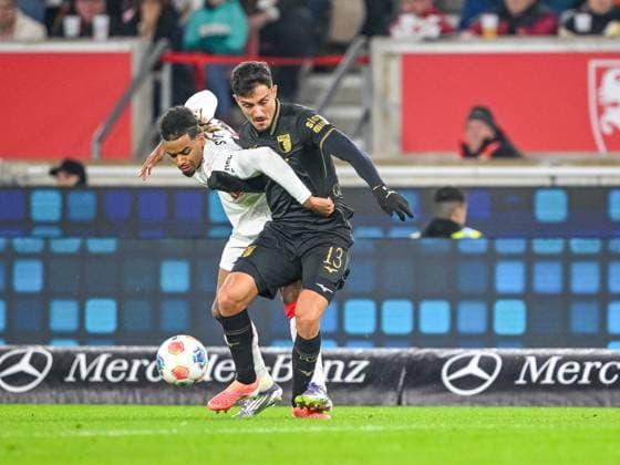 Lorenz Assignon (VfB Stuttgart) und Dimitris Giannoulis (FC Augsburg) im Zweikampf waehrend des spiels der Bundesliga zwischen VfB Stuttgart und FC Augsburg, MHPArena Stuttgart am 09. November 2025 in Stuttgart, Deutschland. (Foto von Harry Langer DeFodi Images) +++ Lorenz Assignon (VfB Stuttgart) und Dimitris Giannoulis (FC Augsburg) battle for the ball during the Bundesliga match between VfB Stuttgart and FC Augsburg at MHPArena Stuttgart on November 9, 2025 in Stuttgart, Germany. (Photo by Harry Langer DeFodi Images) DFL regulations prohibit any use of photographs as image sequences and or quasi-video. (Photo by Harry Langer DeFodi Images) DFL regulations prohibit any use of photographs as image sequences and or quasi-video. Lorenz Assignon VfB Stuttgart and Dimitris Giannoulis FC Augsburg in a duel during the Bundesliga match between VfB Stuttgart and FC Augsburg, MHPArena Stuttgart on November 09, 2025 in Stuttgart, Germany Photo by Harry Langer DeFodi Images Lorenz Assignon VfB Stuttgart and Dimitris Giannoulis FC Augsburg battle for the ball during the Bundesliga match between VfB Stuttgart and FC Augsburg at MHPArena Stuttgart on November 9, 2025 in Stuttgart, Germany Photo by Harry Langer DeFodi Images DFL regulations prohibit any use of photographs as image sequences and or quasi video Photo by Harry Langer DeFodi Images DFL regulations prohibit any use of photographs as image sequences and or quasi video