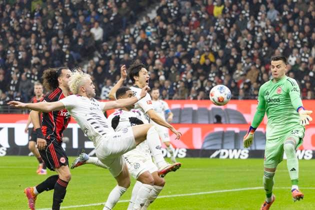 1 Bundesliga Eintracht Frankfurt 1 FSV Mainz 05, 09 11 2025 Benedict Hollerbach 1 FSV Mainz 05 17 wants the ball Michael Zetterer Eintracht Frankfurt 23 tries to deflect, Eintracht Frankfurt 1 FSV Mainz 05, Frankfurt, Deutsche Bank Park, 9 11 2025 Copyright: xBEAUTIFULxSPORTS Gawlikx
