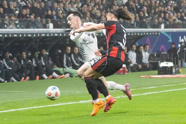1 Bundesliga Eintracht Frankfurt 1 FSV Mainz 05, 09 11 2025 Arthur Theate Eintracht Frankfurt 3 Paul Nebel 1 FSV Mainz 05 8 in a duel for the ball, Eintracht Frankfurt 1 FSV Mainz 05, Frankfurt, Deutsche Bank Park, 9 11 2025 Copyright: xBEAUTIFULxSPORTS Gawlikx