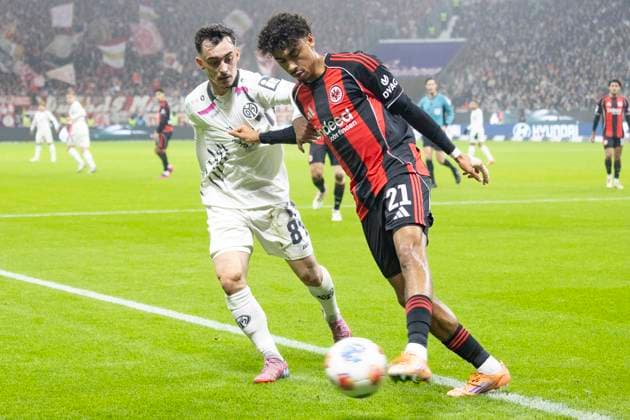 1 Bundesliga Eintracht Frankfurt 1 FSV Mainz 05, 09 11 2025 Nathaniel Brown Eintracht Frankfurt 21 clears the ball in front of Paul Nebel 1 FSV Mainz 05 8 , Eintracht Frankfurt 1 FSV Mainz 05, Frankfurt, Deutsche Bank Park, 9 11 2025 Copyright: xBEAUTIFULxSPORTS Gawlikx
