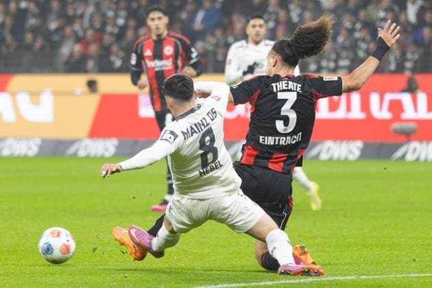 1 Bundesliga Eintracht Frankfurt 1 FSV Mainz 05, 09 11 2025 Paul Nebel 1 FSV Mainz 05 8 Arthur Theate Eintracht Frankfurt 3 im zweikampf um den ball, Eintracht Frankfurt 1 FSV Mainz 05, Frankfurt, Deutsche Bank Park, 9 11 2025 Copyright: xBEAUTIFULxSPORTS Gawlikx
