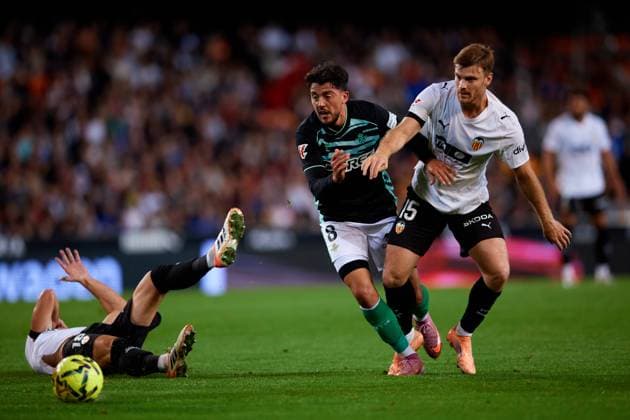 Valencia CF v Real Betis Balompie - LaLiga EA Sports Pablo Fornals of Real Betis Balompie competes for the ball with Lucas Beltran of Valencia CF as Pepelu of Valencia CF lies on the pitch during the LaLiga EA Sports match between Valencia CF and Real Betis at Mestalla stadium in Valencia, Spain, on November 9, 2025 Valencia Spain  Copyright: xDavidxAliagax originalFilename:aliaga-valencia251109_npDEx.jpg