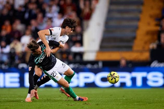 Valencia CF v Real Betis Balompie - LaLiga EA Sports Giovani Lo Celso of Real Betis Balompie competes for the ball with Javi Guerra of Valencia CF during the LaLiga EA Sports match between Valencia CF and Real Betis at Mestalla stadium in Valencia, Spain, on November 9, 2025. Valencia Spain  Copyright: xDavidxAliagax originalFilename:aliaga-valencia251109_nplg3.jpg