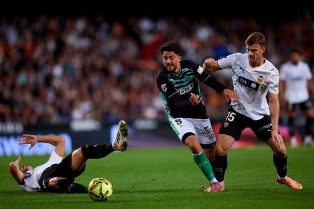 Valencia CF v Real Betis Balompie - LaLiga EA Sports Pablo Fornals of Real Betis Balompie competes for the ball with Lucas Beltran of Valencia CF as Pepelu of Valencia CF lies on the pitch during the LaLiga EA Sports match between Valencia CF and Real Betis at Mestalla stadium in Valencia, Spain, on November 9, 2025 Valencia Spain  Copyright: xDavidxAliagax originalFilename:aliaga-valencia251109_npv8e.jpg