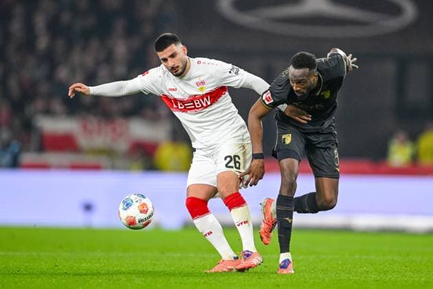 Deniz Undav (VfB Stuttgart) und Chrislain Matsima (FC Augsburg) im Zweikampf waehrend des spiels der Bundesliga zwischen VfB Stuttgart und FC Augsburg, MHPArena Stuttgart am 09. November 2025 in Stuttgart, Deutschland. (Foto von Harry Langer DeFodi Images) +++ Deniz Undav (VfB Stuttgart) und Chrislain Matsima (FC Augsburg) battle for the ball during the Bundesliga match between VfB Stuttgart and FC Augsburg at MHPArena Stuttgart on November 9, 2025 in Stuttgart, Germany. (Photo by Harry Langer DeFodi Images) DFL regulations prohibit any use of photographs as image sequences and or quasi-video. (Photo by Harry Langer DeFodi Images) DFL regulations prohibit any use of photographs as image sequences and or quasi-video. Deniz Undav VfB Stuttgart und Chrislain Matsima FC Augsburg im Zweikampf waehrend des spiels der Bundesliga zwischen VfB Stuttgart und FC Augsburg, MHPArena Stuttgart am 09 November 2025 in Stuttgart, Germany Photo by Harry Langer DeFodi Images Deniz Undav VfB Stuttgart und Chrislain Matsima FC Augsburg battle for the ball during the Bundesliga match between VfB Stuttgart and FC Augsburg at MHPArena Stuttgart on November 9, 2025 in Stuttgart, Germany Photo by Harry Langer DeFodi Images DFL regulations prohibit any use of photographs as image sequences and or quasi video Photo by Harry Langer DeFodi Images DFL regulations prohibit any use of photographs as image sequences and or quasi video