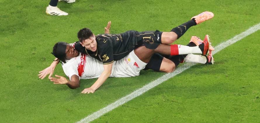 09 11 25 VfB Stuttgart FC Augsburg Germany, Stuttgart, 09 11 2025, Football, Bundesliga, Season 2025 2026, VfB Stuttgart FC Augsburg Keven Schlotterbeck top Augsburg, fouls Dan Axel Zagadou VFB gets penalty kick