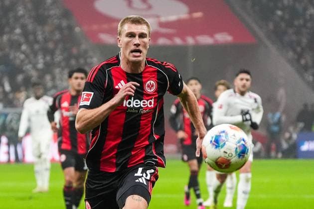 Rasmus Kristensen Eintracht Frankfurt, 13 chases the ball Frankfurt 09 11 2025 Eintracht Frankfurt vs 1 FSV Mainz 05, Deutsche Bank Park, 10 Matchday Bundesliga