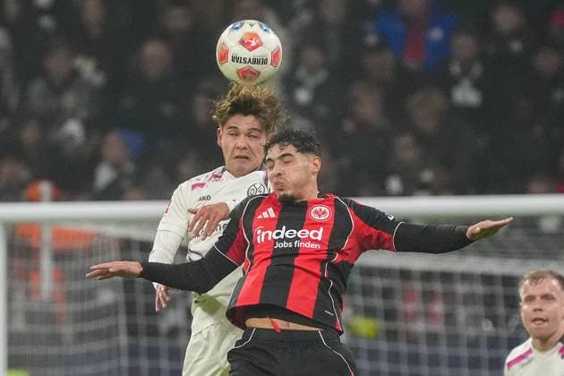 Header Fares Chaibi Eintracht Frankfurt, 08 vs Kaishu Sano 1 FSV Mainz 05, 6 Frankfurt 09 11 2025 Eintracht Frankfurt vs 1 FSV Mainz 05, Deutsche Bank Park, 10 Matchday Bundesliga