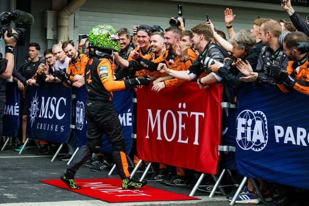 F1 - SAO PAULO GRAND PRIX 2025 NORRIS Lando (gbr), McLaren F1 Team MCL39, portrait celebrating victory in parc ferme with the team during the 2025 Formula 1 Grande Premio de Sao Paulo, 2025 Sao Paulo Grand Prix, 21th round of the 2025 FIA Formula One World Championship, WM, Weltmeisterschaft from November 7 to 9, 2025 on the Interlagos, in Sao Paulo, Brazil - Sao PauloBrazil  Copyright: xFLORENTxGOODENx