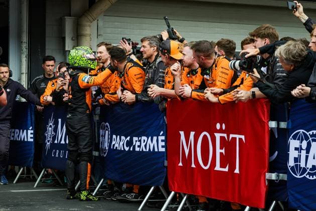 F1 - SAO PAULO GRAND PRIX 2025 NORRIS Lando (gbr), McLaren F1 Team MCL39, portrait celebrating victory in parc ferme with the team during the 2025 Formula 1 Grande Premio de Sao Paulo, 2025 Sao Paulo Grand Prix, 21th round of the 2025 FIA Formula One World Championship, WM, Weltmeisterschaft from November 7 to 9, 2025 on the Interlagos, in Sao Paulo, Brazil - Sao PauloBrazil  Copyright: xFLORENTxGOODENx