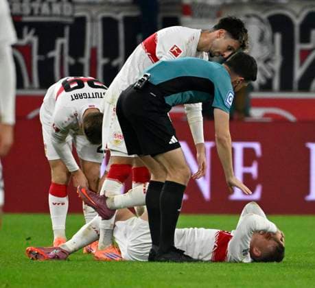 Maximilian Mittelstaedt VfB Stuttgart 07 injured Injury on the ground Referee Referee Harm Osmers Atakan Karazor VfB Stuttgart 16 VfB Stuttgart vs FC Augsburg FCA 09 11 2025 DFL REGULATIONS PROHIBIT ANY USE OF PHOTOGRAPHS AS IMAGE SEQUENCES AND OR QUASI VIDEO VfB Stuttgart vs FC Augsburg FCA