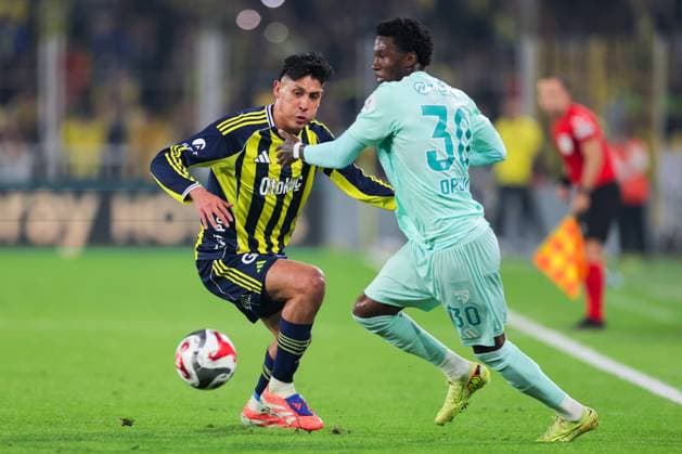 2025-11-09 Fenerbahce SK v Kayserispor - Trendyol Super Lig ISTANBUL, TURKEY - NOVEMBER 9: Edson Alvarez of Fenerbahce SK battles for the ball with Aaron Opoku of Kayserispor during the Trendyol Super Lig match between Fenerbahce SK and Kayserispor at Ulker Sukru Saracoglu Stadium on November 9, 2025 in Istanbul, Turkey. (Photo by BSR Agency) Istanbul Turkey Content not available for redistribution in The Netherlands directly or indirectly through any third parties. Copyright: xBSRxAgencyx