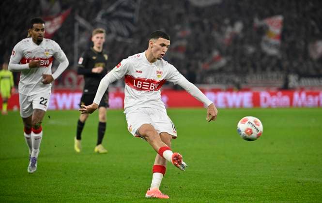 Goal kick Action Goal chance Bilal El Khannouss VfB Stuttgart 11 Lorenz Assignon VfB Stuttgart 22 VfB Stuttgart vs FC Augsburg FCA 09 11 2025 DFL REGULATIONS PROHIBIT ANY USE OF PHOTOGRAPHS AS IMAGE SEQUENCES AND OR QUASI VIDEO VfB Stuttgart vs FC Augsburg FCA