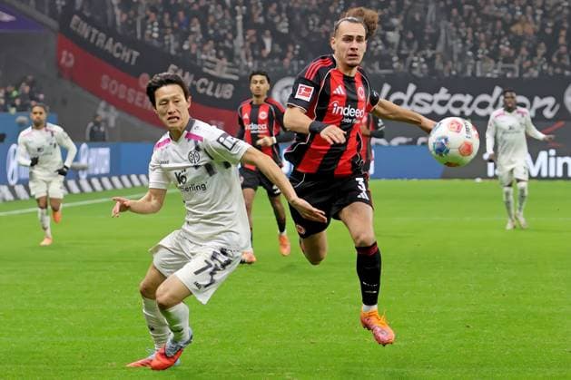 Frankfurt, Germany 09 November 2025 1 BL 2025 2026 Eintracht Frankfurt vs FSV Mainz 05 In picture from left in duel Jae sung Lee Mainz vs Arthur Theate Frankfurt DFL regulations prohibit any use of photographs as image sequences and or quasi video Deutsche Bank Park Hessen Copyright: xFotostandx xRacochax