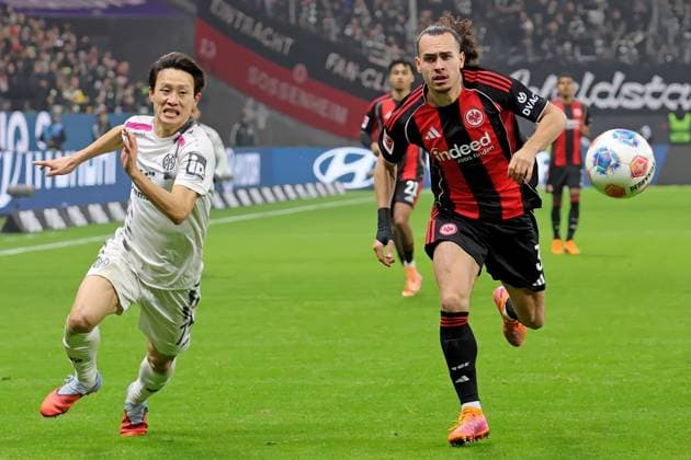 Frankfurt, Germany 09 November 2025 1 BL 2025 2026 Eintracht Frankfurt vs FSV Mainz 05 In picture from left in duel Jae sung Lee Mainz vs Arthur Theate Frankfurt DFL regulations prohibit any use of photographs as image sequences and or quasi video Deutsche Bank Park Hessen Copyright: xFotostandx xRacochax