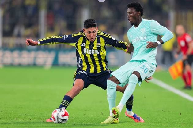2025-11-09 Fenerbahce SK v Kayserispor - Trendyol Super Lig ISTANBUL, TURKEY - NOVEMBER 9: Edson Alvarez of Fenerbahce SK battles for the ball with Aaron Opoku of Kayserispor during the Trendyol Super Lig match between Fenerbahce SK and Kayserispor at Ulker Sukru Saracoglu Stadium on November 9, 2025 in Istanbul, Turkey. (Photo by BSR Agency) Istanbul Turkey Content not available for redistribution in The Netherlands directly or indirectly through any third parties. Copyright: xBSRxAgencyx