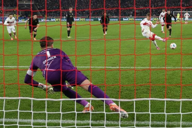 09 11 25 VfB Stuttgart FC Augsburg Germany, Stuttgart, 09 11 2025, Football, Bundesliga, Season 2025 2026, VfB Stuttgart FC Augsburg Maximilian Mittelstädt, right, VfB, converts the penalty kick to 1 1 left TW Finn Dahmen, Augsburg