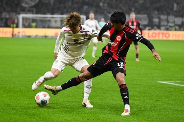 Kaishu Sano 1 FSV Mainz 05, 06 in duel with Mahmoud Eintracht Frankfurt, 18 , GER, Eintracht Frankfurt vs 1 FSV Mainz 05 Soccer, 1 Bundesliga, Matchday 10, Season 2025 2026, 09 11 2025 DFL REGULATES PROHIBIT ANY USE OF PHOTOGRAPHS AS IMAGE SEQUENCES AND OR QUASI VIDEO GER, Eintracht Frankfurt vs 1 FSV Mainz 05 Football, 1 Bundesliga, Matchday 10, Season 2025 2026, 09 11 2025 Frankfurt am Main Copyright: xEibner-Pressefoto FlorianxWiegandx EP_FWD