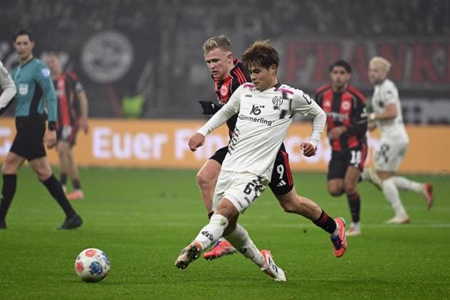 09 11 2025, xpsx, Soccer 1 Bundesliga, Eintracht Frankfurt 1 FSV Mainz 05 v l Jonathan Jonny Burkardt Eintracht Frankfurt Kaishu Sano FSV Mainz 05 Zweikampf, Aktion, action, battle for the ball DFL DFB REGULATIONS PROHIBIT ANY USE OF PHOTOGRAPHS as IMAGE SEQUENCES and or QUASI VIDEO Frankfurt am Main