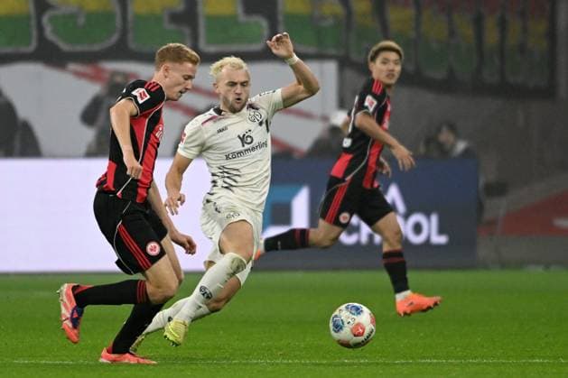 09 11 2025, xpsx, Fussball 1 Bundesliga, Eintracht Frankfurt 1 FSV Mainz 05 v l Hugo Larsson Eintracht Frankfurt Benedict Hollerbach FSV Mainz 05 Zweikampf, Aktion, action, battle for the ball DFL DFB REGULATIONS PROHIBIT ANY USE OF PHOTOGRAPHS as IMAGE SEQUENCES and or QUASI VIDEO Frankfurt am Main