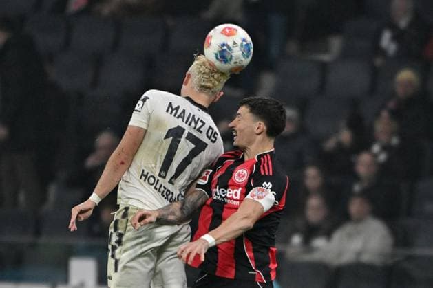 09 11 2025, xpsx, Soccer 1 Bundesliga, Eintracht Frankfurt 1 FSV Mainz 05 v l Benedict Hollerbach FSV Mainz 05 Robin Koch Eintracht Frankfurt Zweikampf, Aktion, action, battle for the ball DFL DFB REGULATIONS PROHIBIT ANY USE OF PHOTOGRAPHS as IMAGE SEQUENCES and or QUASI VIDEO Frankfurt am Main