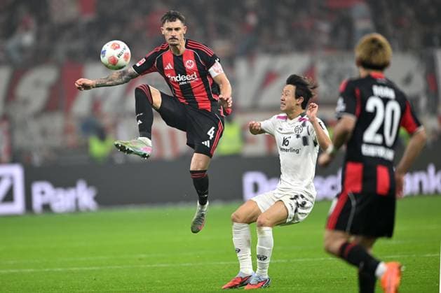 Soccer 1 Bundesliga 10 Matchday Eintracht Frankfurt 1 FSV Mainz 05 on 09 11 2025 at Deutsche Bank Park in Frankfurt Robin Koch Frankfurt , left Jae sung Lee Mainz , right DFL regulations prohibit any use of photographs as image sequences and or quasi video xJKx