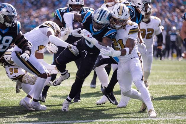 November 9, 2025: Carolina Panthers running back Rico Dowdle (5) runs in for a touchdown against New Orleans Saints safety Justin Reid (21) in the first half of the NFL, American Football Herren, USA matchup in Charlotte, NC. ( CSM) Charlotte United States - ZUMAc04_ 20251109_zma_c04_037 Copyright: xScottxKinserx