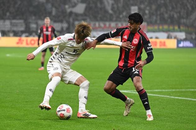 09 11 2025, xpsx, Fussball 1 Bundesliga, Eintracht Frankfurt 1 FSV Mainz 05 v l Kaishu Sano FSV Mainz 05 Mahmoud Dahoud Eintracht Frankfurt Zweikampf, Aktion, action, battle for the ball DFL DFB REGULATIONS PROHIBIT ANY USE OF PHOTOGRAPHS as IMAGE SEQUENCES and or QUASI VIDEO Frankfurt am Main