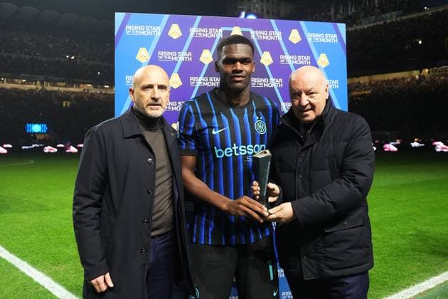 Ange-Yoan Bonny Rising Star of the month of October and Beppe Marotta during the Serie A soccer match between Inter and Lazio at the San Siro Stadium in Milan , north Italy - Sunday , November 09 , 2025. - Soccer .  Copyright: xSpada LaPressex