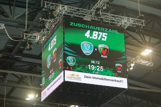 Scoreboard with number of spectators, 4875 spectators, Intermediate score, SC DHfK Leipzig vs Fuechse Berlin, Handball, 1 Bundesliga, Matchday 11, Season 2025 2026, 09 11 2025, SC DHfK Leipzig vs Fuechse Berlin, Handball, 1 Bundesliga, Matchday 11, Season 2025 2026, 09 11 2025 Leipzig Copyright: xEibner-Pressefoto LauraxRoemerx EP_LRR