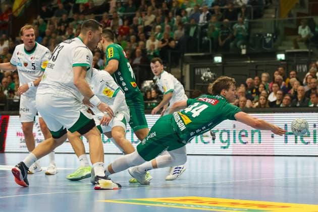 Blaer Hinriksson SC DHfK Leipzig, 44 falls after foul, reaches for the ball, SC DHfK Leipzig vs Fuechse Berlin, Handball, 1 Bundesliga, Matchday 11, Season 2025 2026, 09 11 2025, SC DHfK Leipzig vs Fuechse Berlin, Handball, 1 Bundesliga, Matchday 11, Season 2025 2026, 09 11 2025 Leipzig Copyright: xEibner-Pressefoto LauraxRoemerx EP_LRR