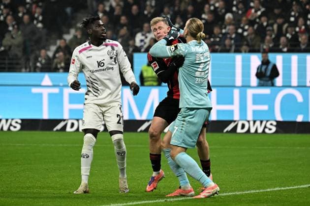 09 11 2025, xjhx, Soccer 1 Bundesliga, Eintracht Frankfurt 1 FSV Mainz 05 v l Danny da Costa FSV Mainz 05 Robin Zentner FSV Mainz 05 Jonathan Jonny Burkardt Eintracht Frankfurt Zweikampf, Aktion, action, battle for the ball DFL DFB REGULATIONS PROHIBIT ANY USE OF PHOTOGRAPHS as IMAGE SEQUENCES and or QUASI VIDEO Frankfurt am Main