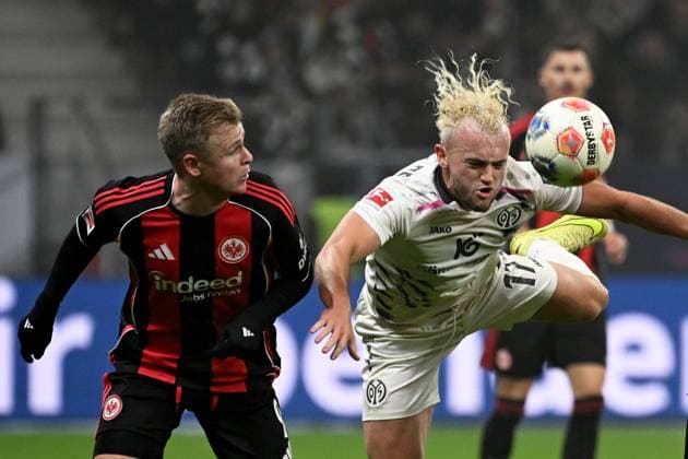 09 11 2025, xjhx, Soccer 1 Bundesliga, Eintracht Frankfurt 1 FSV Mainz 05 v l Jonathan Jonny Burkardt Eintracht Frankfurt Benedict Hollerbach FSV Mainz 05 Zweikampf, Aktion, action, battle for the ball DFL DFB REGULATIONS PROHIBIT ANY USE OF PHOTOGRAPHS as IMAGE SEQUENCES and or QUASI VIDEO Frankfurt am Main