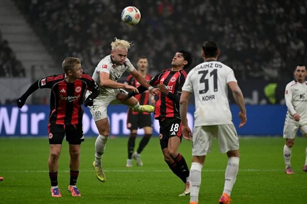 09 11 2025, xjhx, Football 1 Bundesliga, Eintracht Frankfurt 1 FSV Mainz 05 v l Jonathan Jonny Burkardt Eintracht Frankfurt Benedict Hollerbach FSV Mainz 05 Zweikampf, Aktion, action, battle for the ball Mahmoud Dahoud Eintracht Frankfurt DFL DFB REGULATIONS PROHIBIT ANY USE OF PHOTOGRAPHS as IMAGE SEQUENCES and or QUASI VIDEO Frankfurt am Main