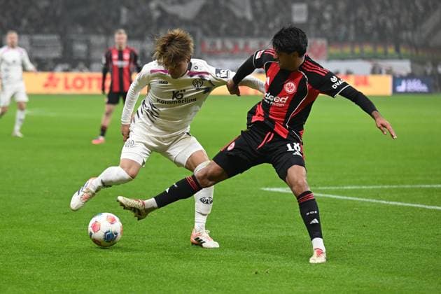 09 11 2025, xpsx, Fussball 1 Bundesliga, Eintracht Frankfurt 1 FSV Mainz 05 v l Kaishu Sano FSV Mainz 05 Mahmoud Dahoud Eintracht Frankfurt Zweikampf, Aktion, action, battle for the ball DFL DFB REGULATIONS PROHIBIT ANY USE OF PHOTOGRAPHS as IMAGE SEQUENCES and or QUASI VIDEO Frankfurt am Main