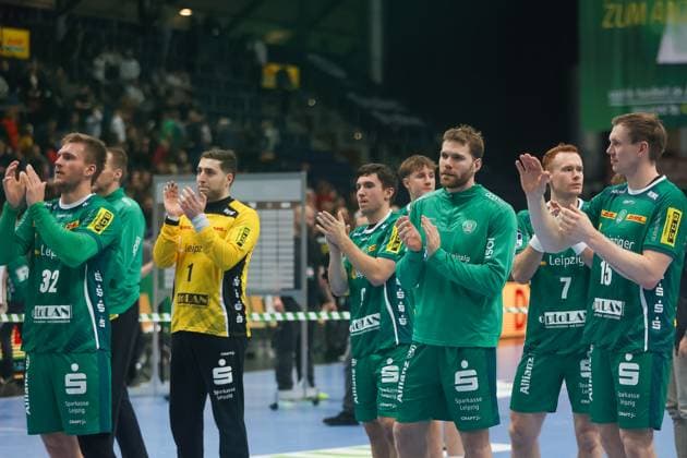Team around Domenico Ebner SC DHfK Leipzig, 1 sad, disappointed, disappointed, dejected after the defeat, thanks to the fans, applause, final score 26 34, SC DHfK Leipzig vs Fuechse Berlin, Handball, 1 Bundesliga, 11 Matchday, Season 2025 2026, 09 11 2025, SC DHfK Leipzig vs Fuechse Berlin, Handball, 1 Bundesliga, 11 Matchday, Season 2025 2026, 09 11 2025 Leipzig Copyright: xEibner-Pressefoto LauraxRoemerx EP_LRR