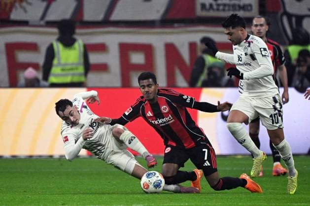 09 11 2025, xjhx, Football 1 Bundesliga, Eintracht Frankfurt 1 FSV Mainz 05 v l Paul Nebel FSV Mainz 05 Ansgar Knauff Eintracht Frankfurt Nadim Amiri FSV Mainz 05 Zweikampf, Aktion, action, battle for the ball DFL DFB REGULATIONS PROHIBIT ANY USE OF PHOTOGRAPHS as IMAGE SEQUENCES and or QUASI VIDEO Frankfurt am Main