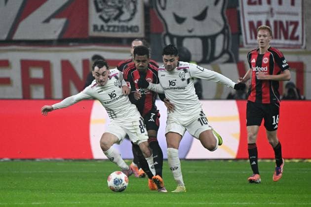 09 11 2025, xjhx, Football 1 Bundesliga, Eintracht Frankfurt 1 FSV Mainz 05 v l Paul Nebel FSV Mainz 05 Ansgar Knauff Eintracht Frankfurt Nadim Amiri FSV Mainz 05 Zweikampf, Aktion, action, battle for the ball DFL DFB REGULATIONS PROHIBIT ANY USE OF PHOTOGRAPHS as IMAGE SEQUENCES and or QUASI VIDEO Frankfurt am Main